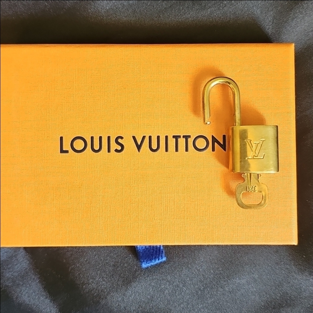 #321 LV Lock and Key 🔐 - Picture 8 of 10